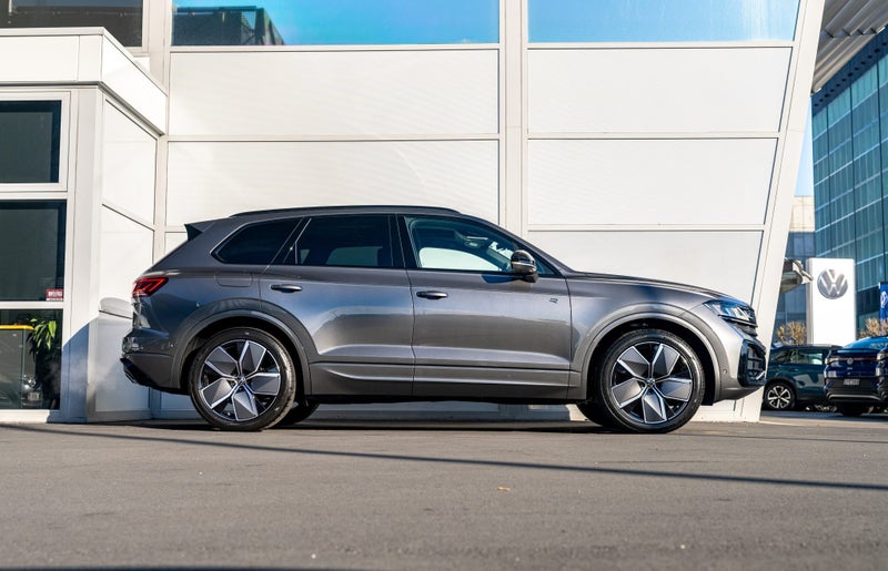 2025 Volkswagen Touareg V6S R-Line / 210kW Turb... image 4