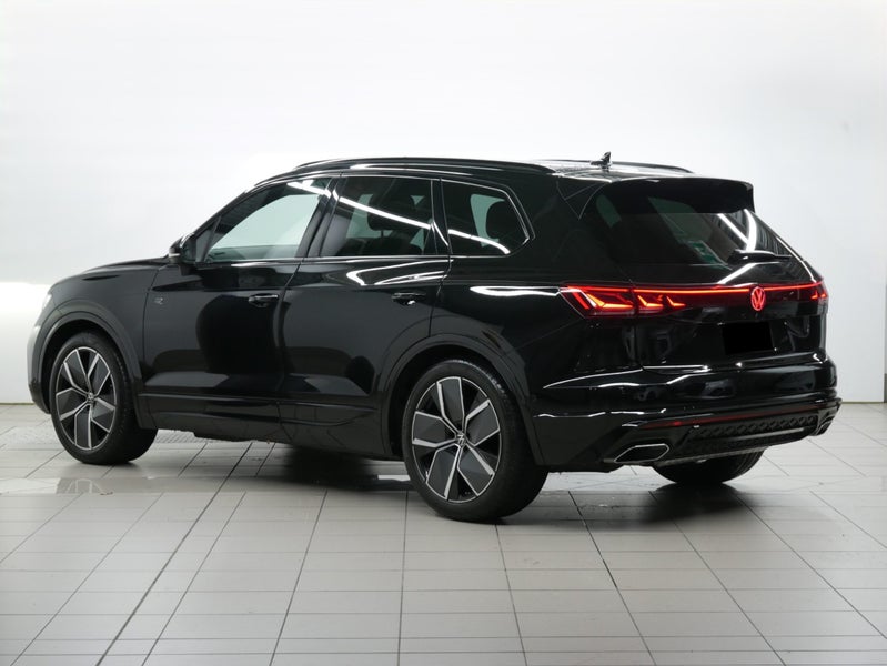 2025 Volkswagen Touareg V6S R-Line TDI image 3