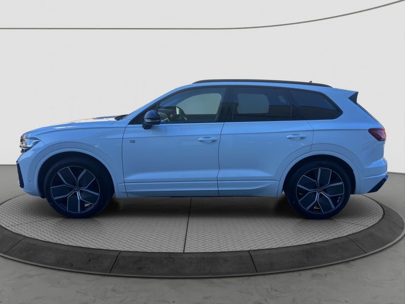 2025 Volkswagen Touareg V6S R-Line TDI image 3