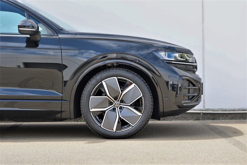 2025 Volkswagen Touareg V6S TDI R-Line image 3