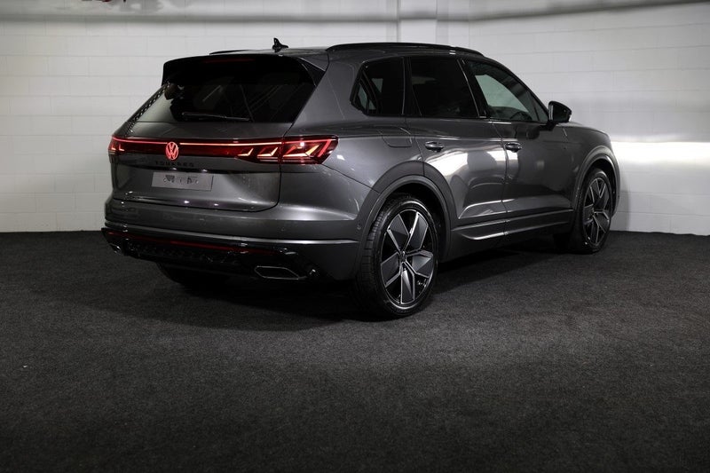 2025 Volkswagen Touareg V6S TDI R-LINE image 3