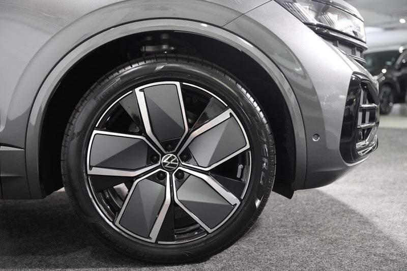 2025 Volkswagen Touareg V6S TDI R-LINE image 5