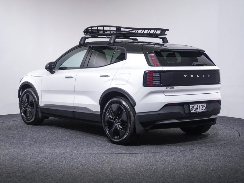 2025 Volvo EX30 Cross Country Ultra image 2