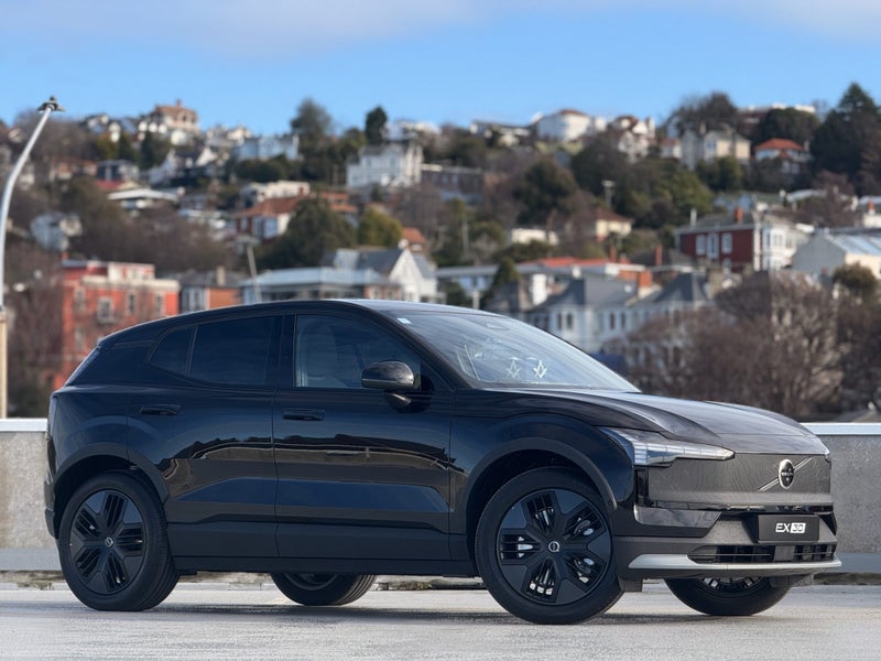 2025 Volvo EX30 Cross Country Ultra image 1