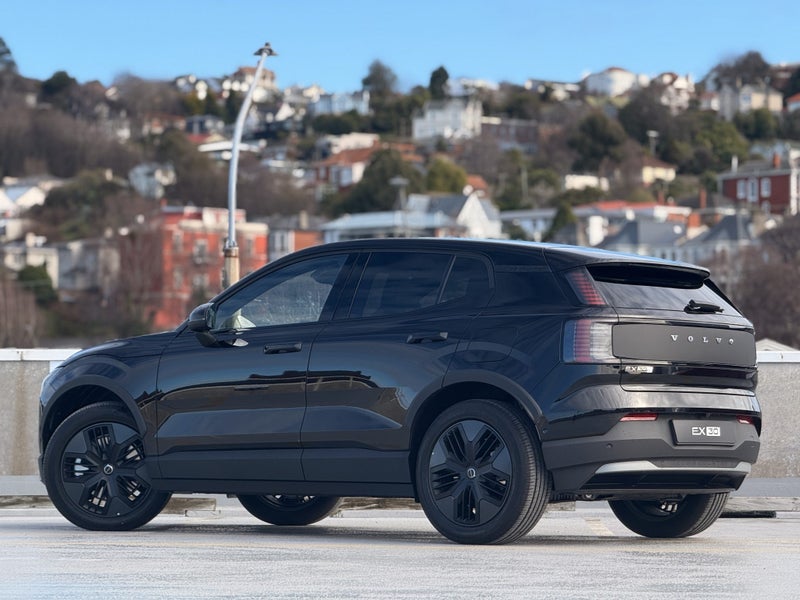 2025 Volvo EX30 Cross Country Ultra image 2