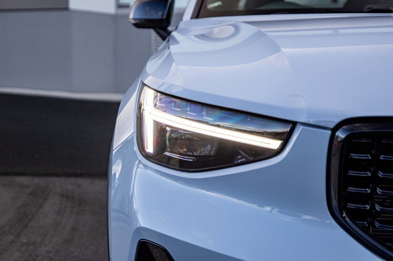 2025 Volvo XC40 B4 AWD Ultra Dark image 2
