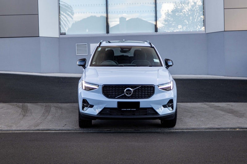 2025 Volvo XC40 B4 AWD Ultra Dark image 3