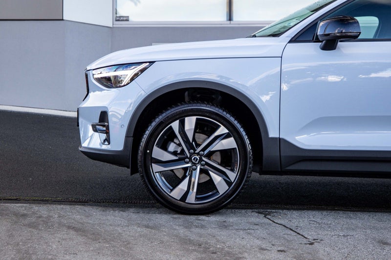 2025 Volvo XC40 B4 AWD Ultra Dark image 4