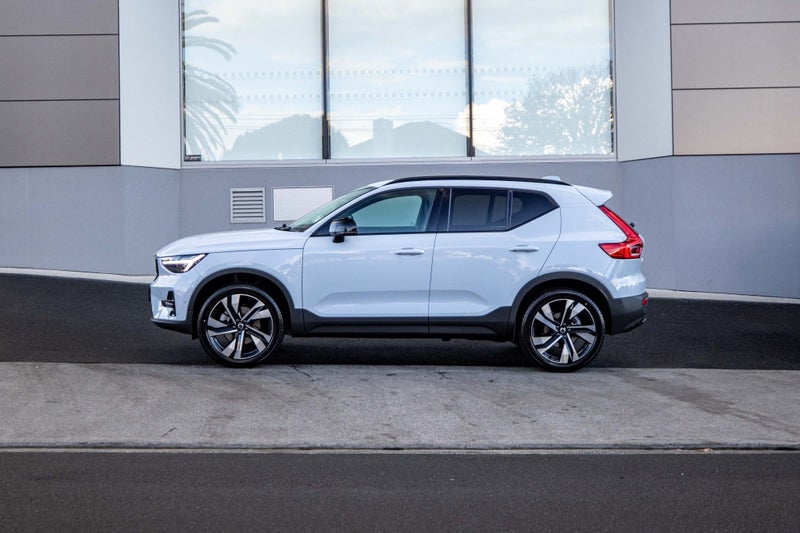2025 Volvo XC40 B4 AWD Ultra Dark image 5