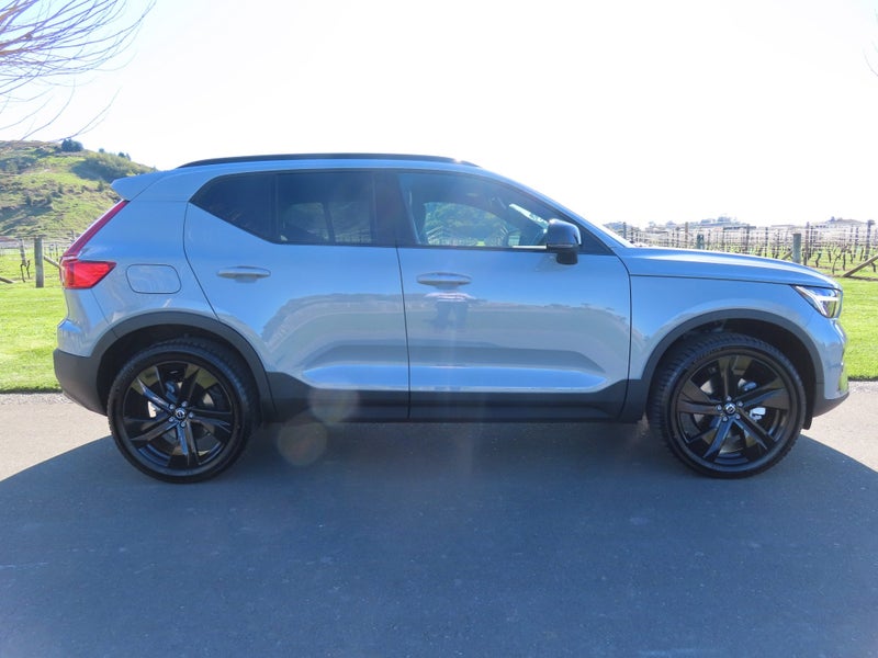 2025 Volvo XC40 B4 AWD Ultra Dark image 2