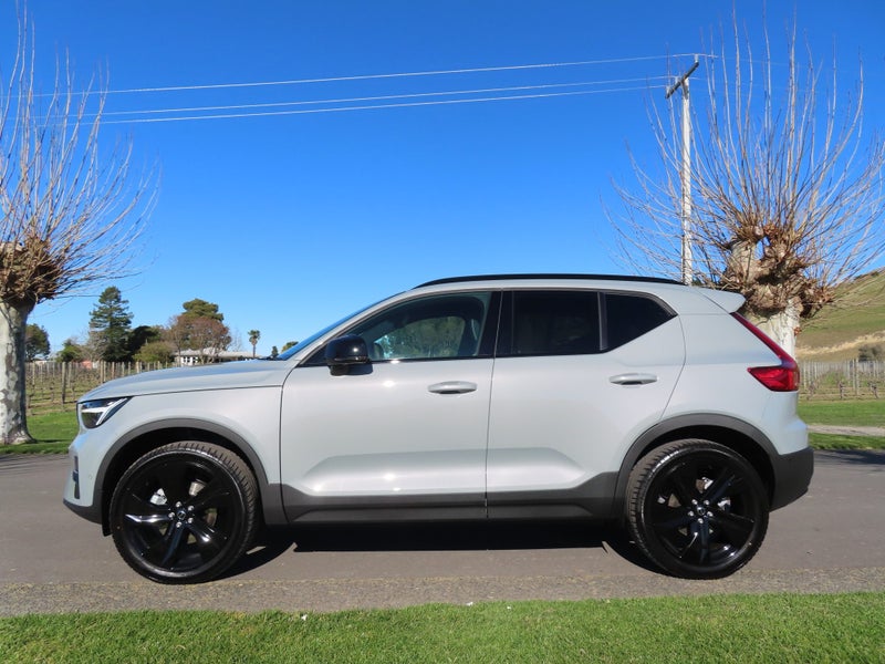 2025 Volvo XC40 B4 AWD Ultra Dark image 3