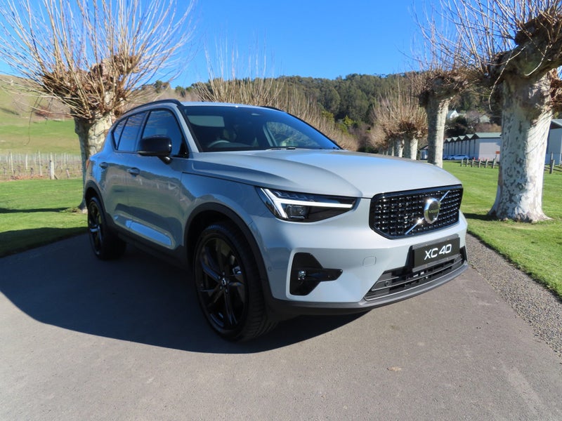 2025 Volvo XC40 B4 AWD Ultra Dark image 4