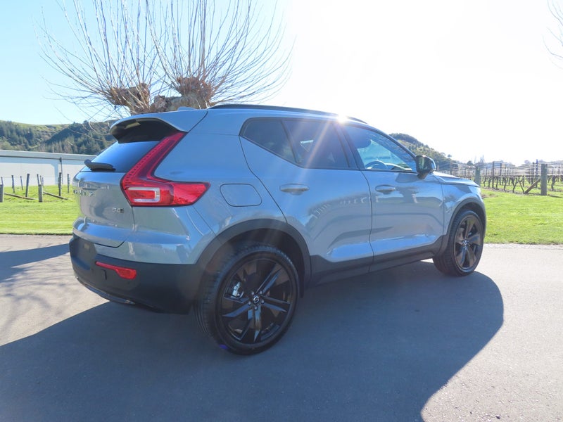 2025 Volvo XC40 B4 AWD Ultra Dark image 5