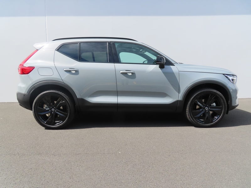 2025 Volvo XC40 B4 AWD Ultra Dark image 2