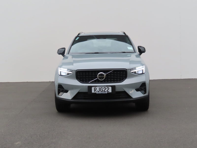 2025 Volvo XC40 B4 AWD Ultra Dark image 4