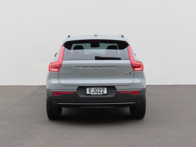 2025 Volvo XC40 B4 AWD Ultra Dark image 5