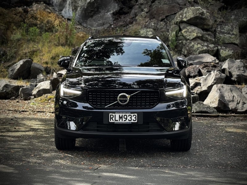 2025 Volvo XC40 B4 AWD Ultra Dark image 2