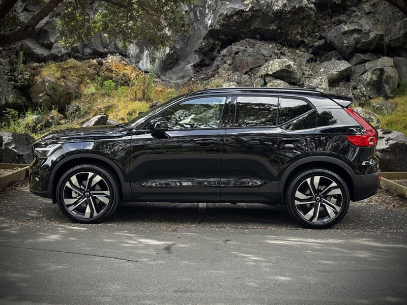 2025 Volvo XC40 B4 AWD Ultra Dark image 3