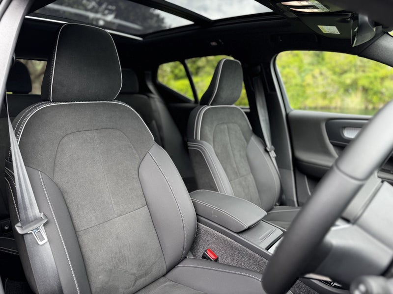 2025 Volvo XC40 B4 AWD Ultra Dark image 5