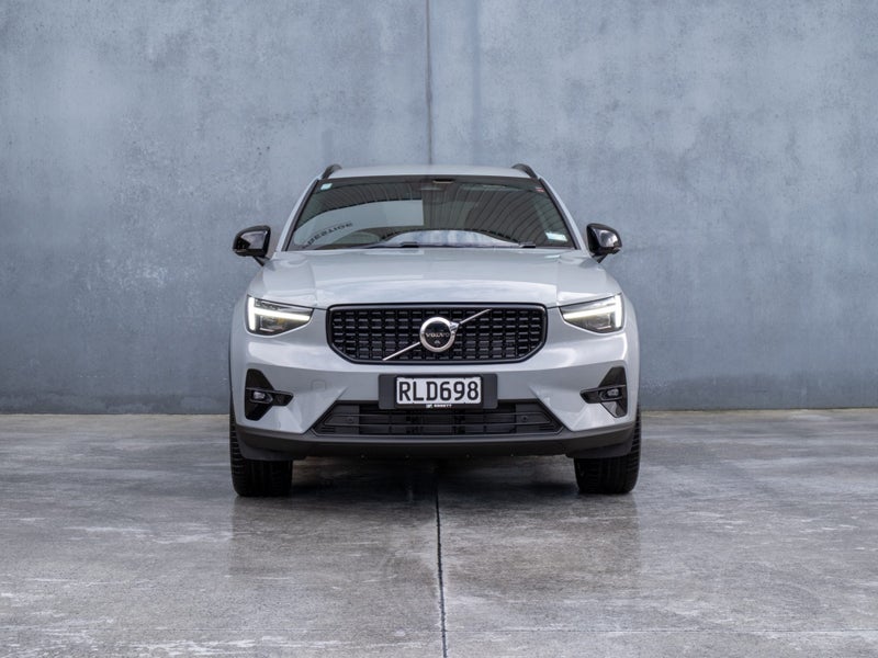 2025 Volvo XC40 B4 AWD ULTRA DARK image 2