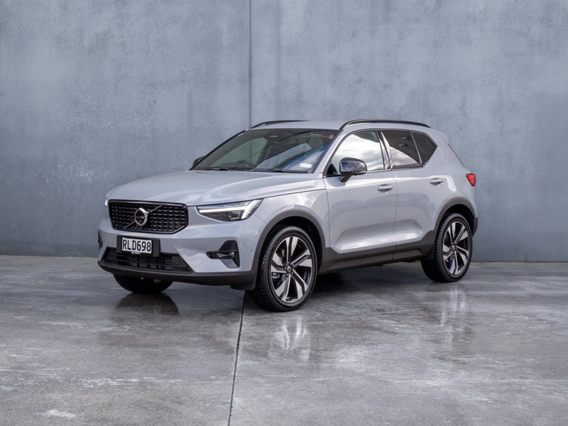 2025 Volvo XC40 B4 AWD ULTRA DARK image 3