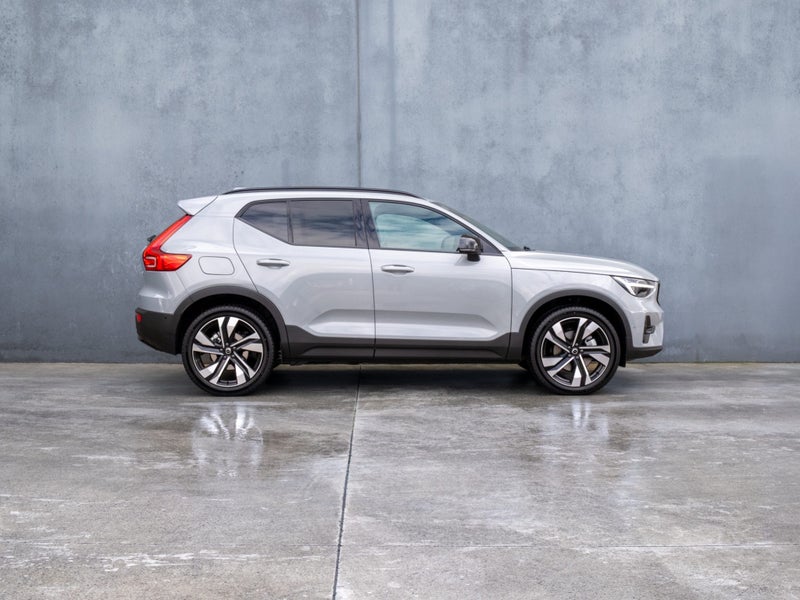 2025 Volvo XC40 B4 AWD ULTRA DARK image 4