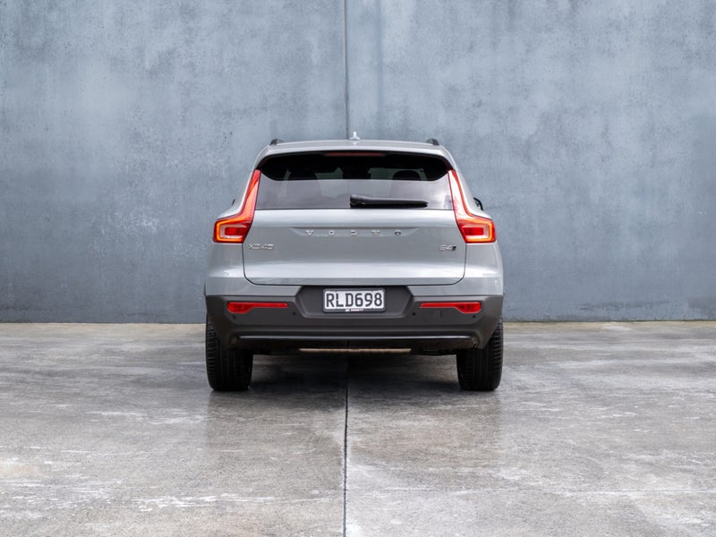 2025 Volvo XC40 B4 AWD ULTRA DARK image 5