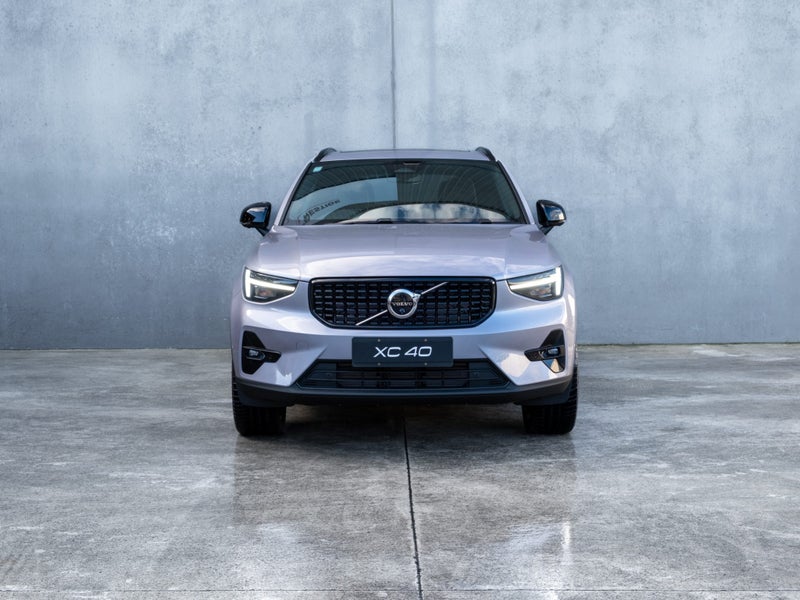 2025 Volvo XC40 B4 AWD ULTRA DARK image 2