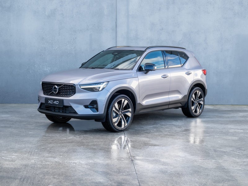 2025 Volvo XC40 B4 AWD ULTRA DARK image 3