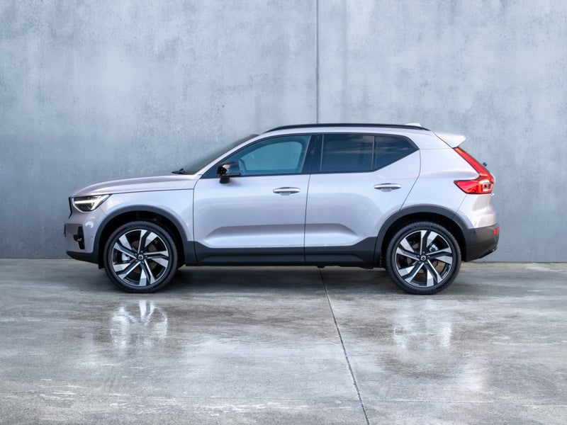 2025 Volvo XC40 B4 AWD ULTRA DARK image 4