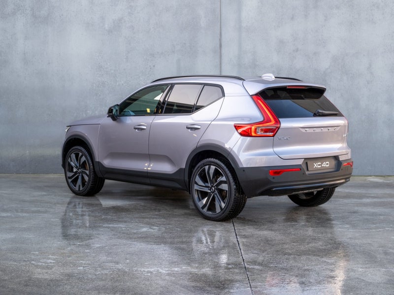 2025 Volvo XC40 B4 AWD ULTRA DARK image 5