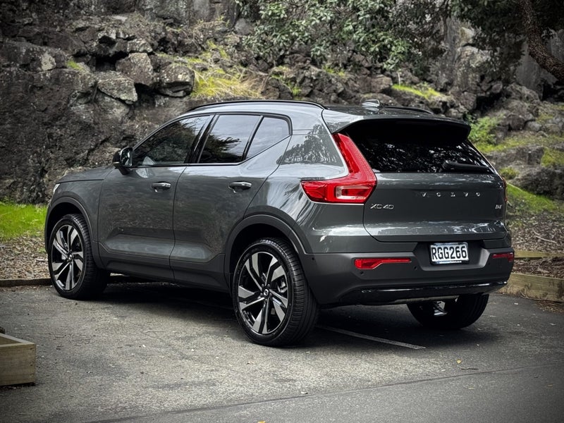 2025 Volvo XC40 B4 AWD Ultra Dark image 2
