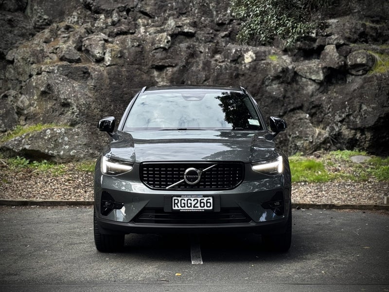 2025 Volvo XC40 B4 AWD Ultra Dark image 3