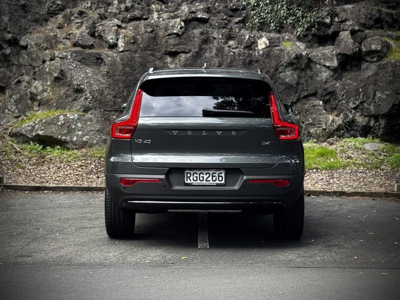 2025 Volvo XC40 B4 AWD Ultra Dark image 4