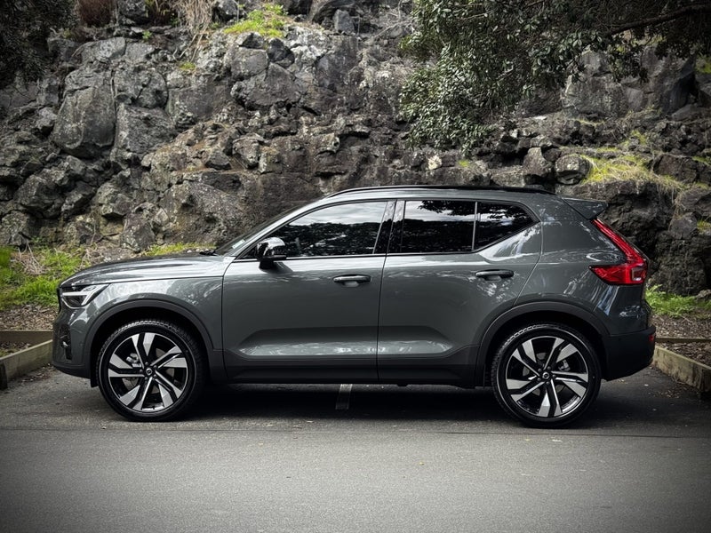 2025 Volvo XC40 B4 AWD Ultra Dark image 5