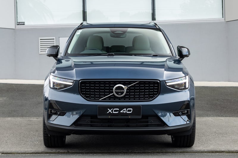2025 Volvo XC40 B4 AWD Ultra Dark image 2