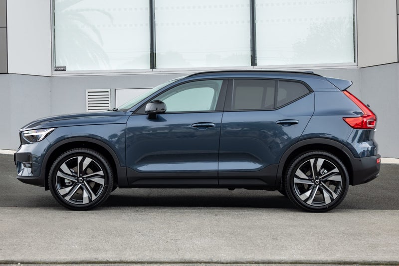 2025 Volvo XC40 B4 AWD Ultra Dark image 4