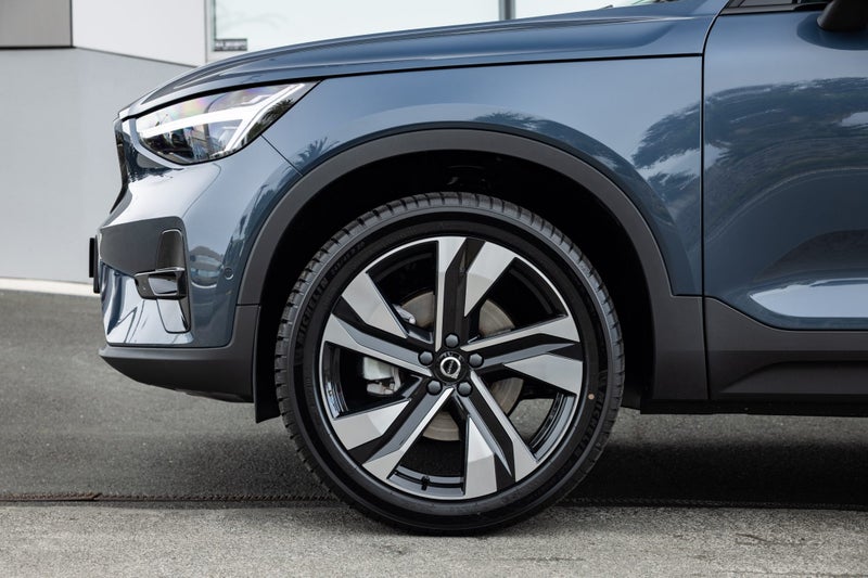 2025 Volvo XC40 B4 AWD Ultra Dark image 5