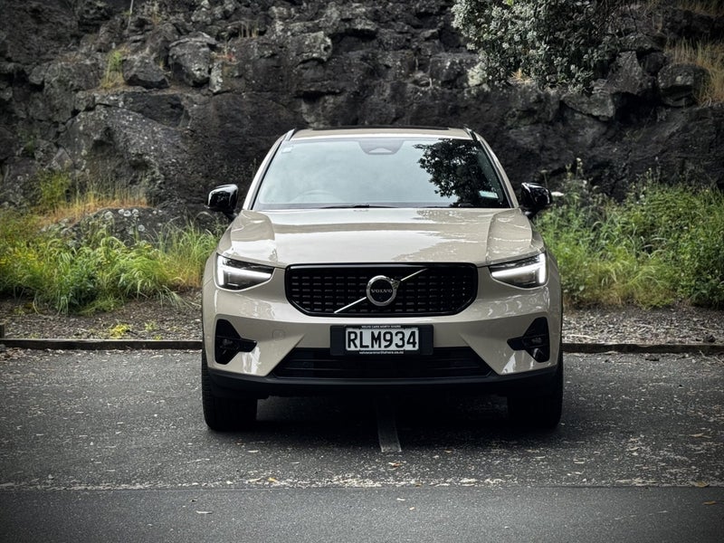 2025 Volvo XC40 B4 AWD Ultra Dark image 2