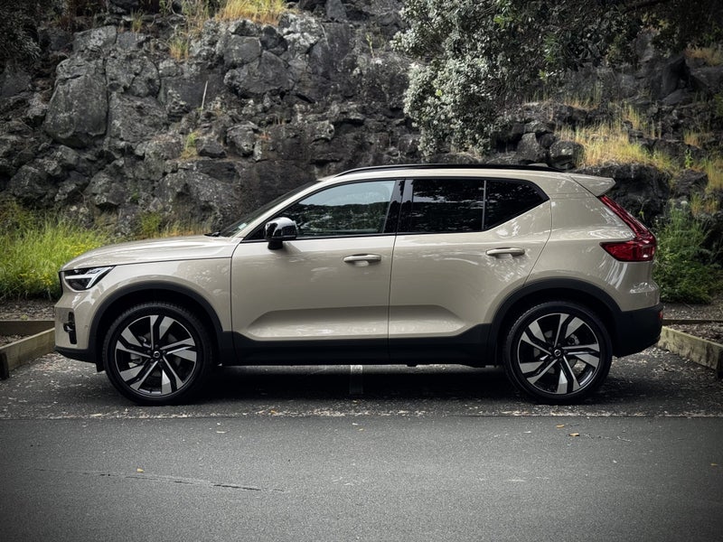 2025 Volvo XC40 B4 AWD Ultra Dark image 3