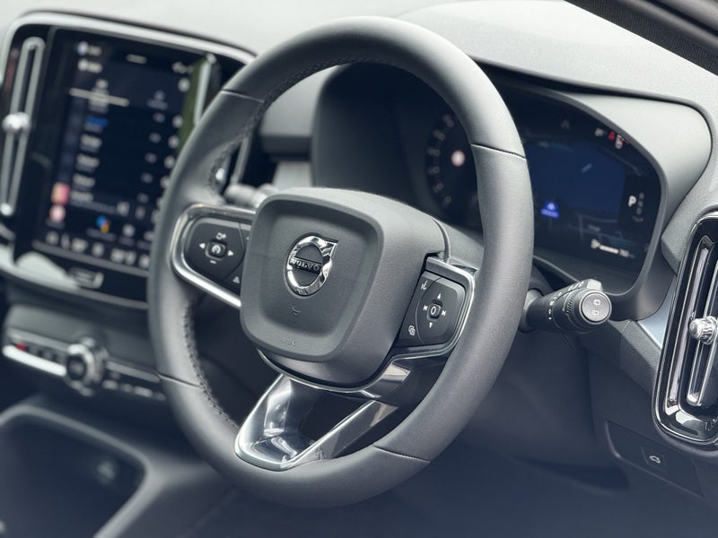 2025 Volvo XC40 B4 AWD Ultra Dark image 4