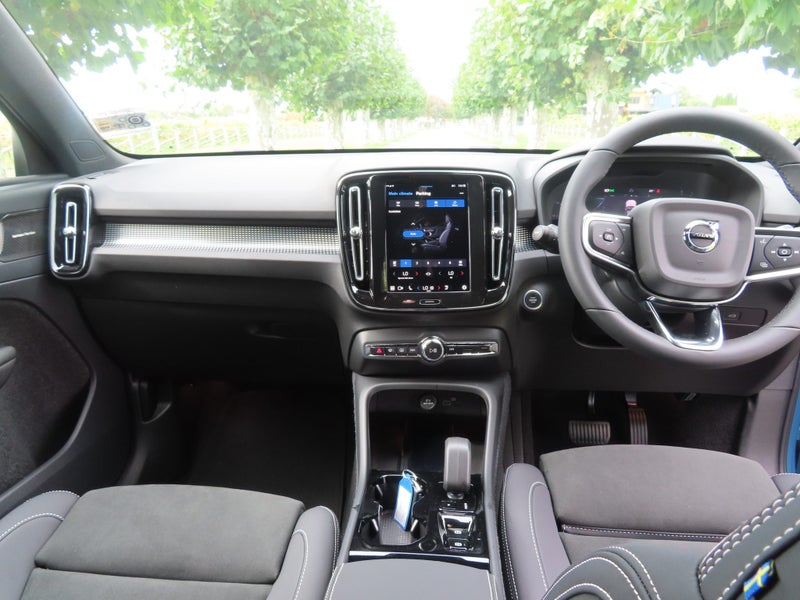 2025 Volvo XC40 B4 FWD Ultimate/Ultra Dark image 2