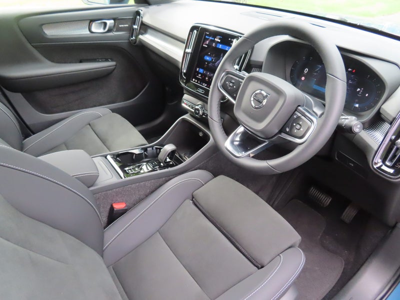 2025 Volvo XC40 B4 FWD Ultimate/Ultra Dark image 3