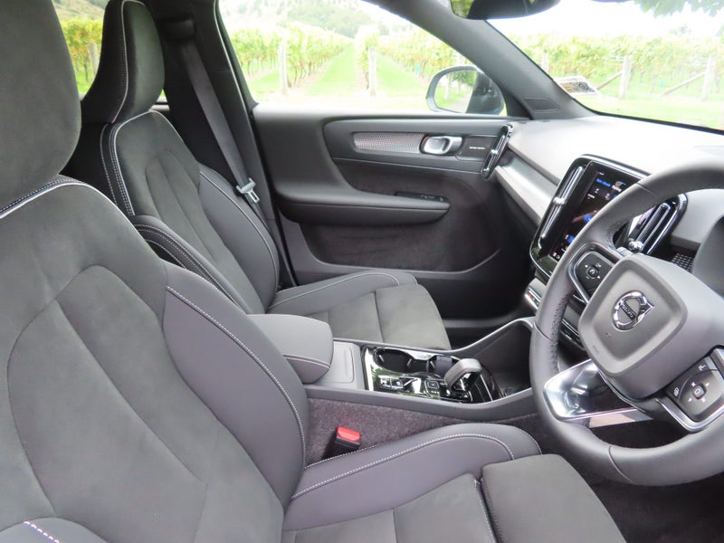 2025 Volvo XC40 B4 FWD Ultimate/Ultra Dark image 4