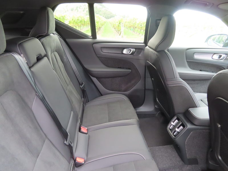 2025 Volvo XC40 B4 FWD Ultimate/Ultra Dark image 5