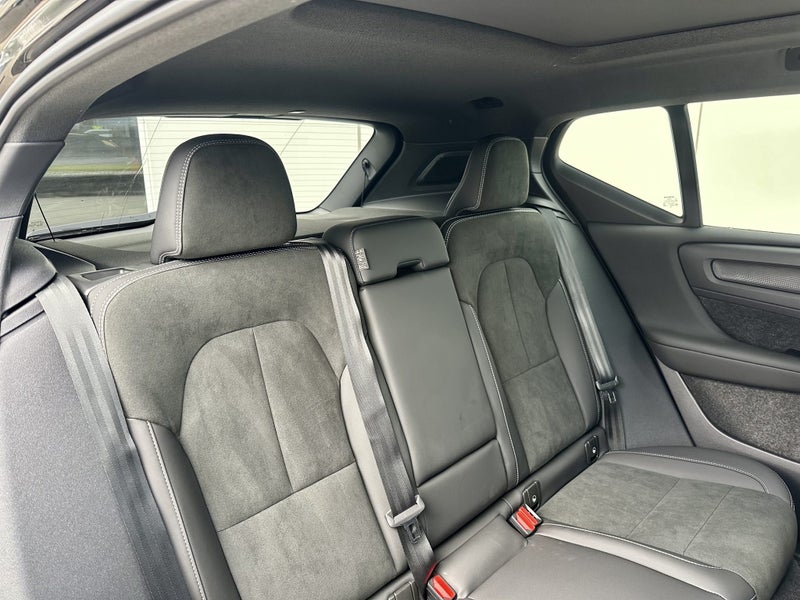 2025 Volvo XC40 B4 FWD ULTRA DARK image 2