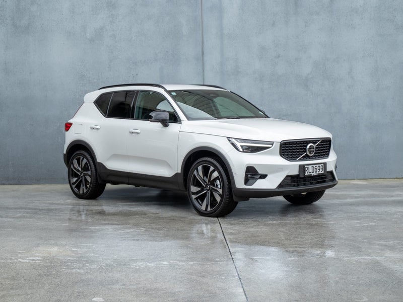2025 Volvo XC40 B4 FWD ULTRA DARK image 1