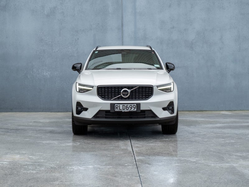 2025 Volvo XC40 B4 FWD ULTRA DARK image 2
