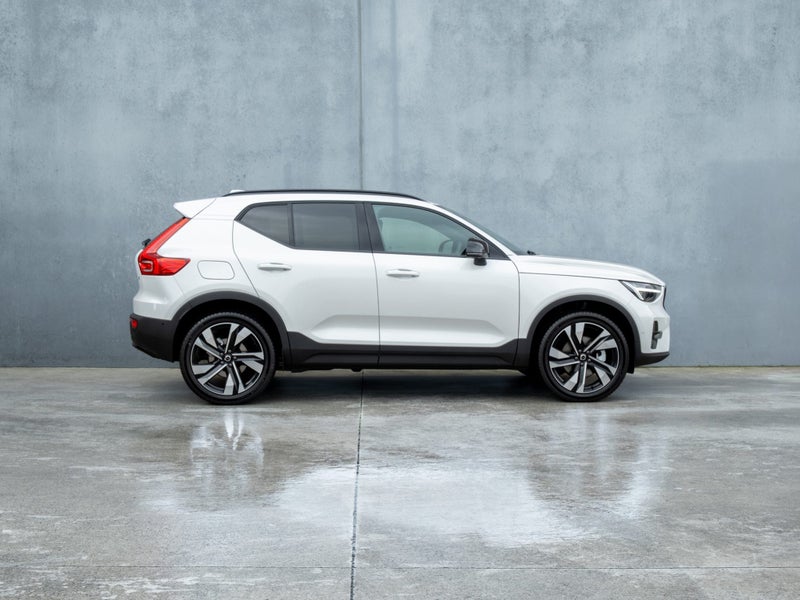 2025 Volvo XC40 B4 FWD ULTRA DARK image 3