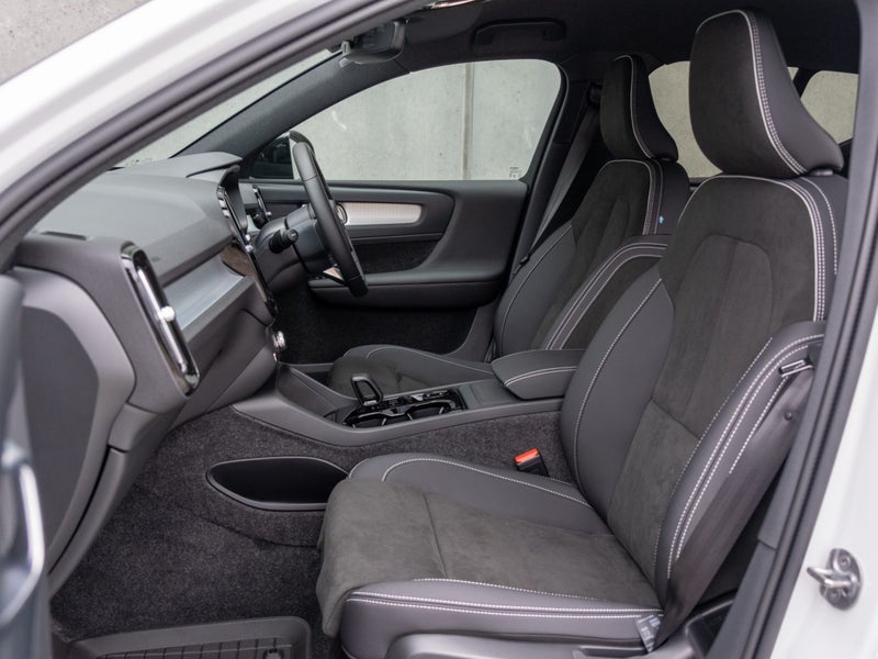 2025 Volvo XC40 B4 FWD ULTRA DARK image 4